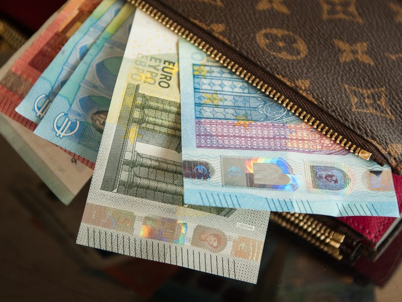 Ce face românul când nu mai are bani? Schimbă 100 de euro