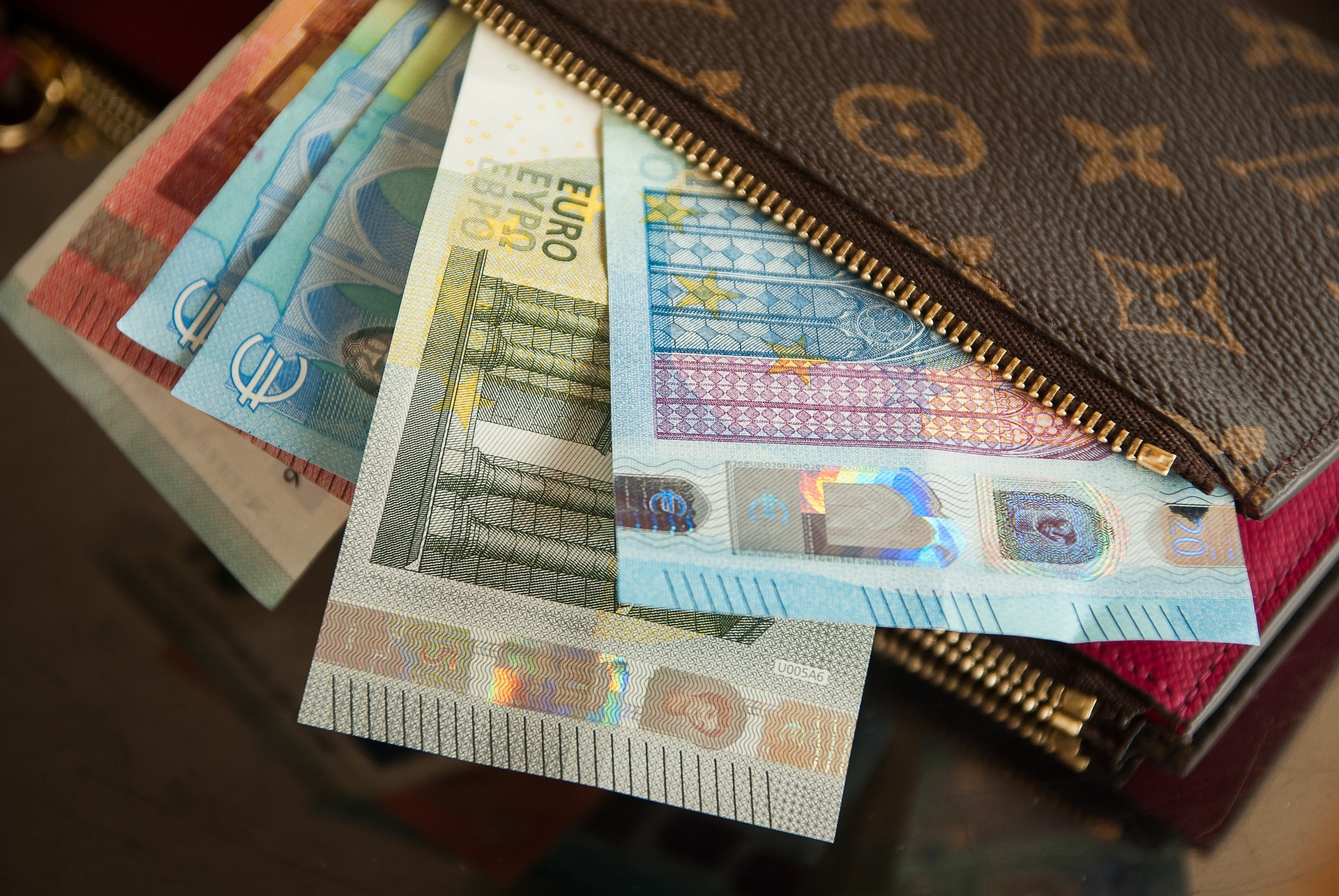 Ce face românul când nu mai are bani? Schimbă 100 de euro