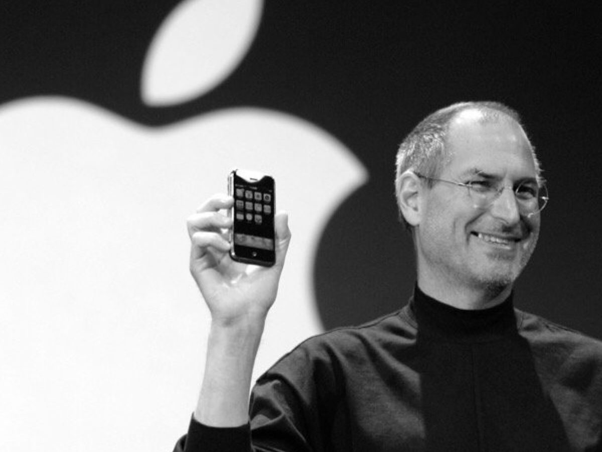 Sandalele lui Steve Jobs au fost vândute la licitație, cu o sumă fabuloasă