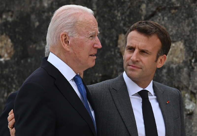Emmanuel Macron l-a criticat pe Joe Biden chiar la el acasă