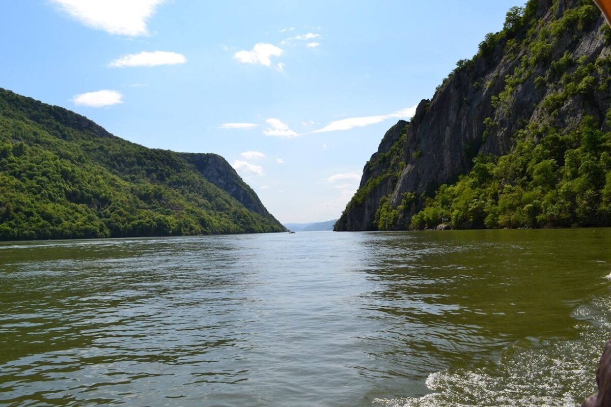 O bacterie periculoasă a fost găsită în Dunăre. Bacteria poate provoca atât infecții