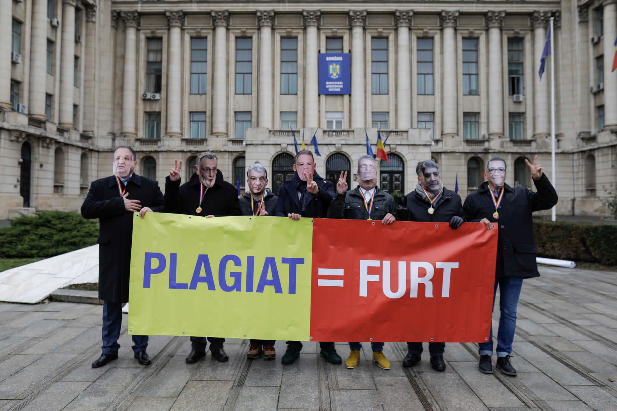 Măști cu chipurile politicienilor Ciucă Bode și Iohannis, la MAI