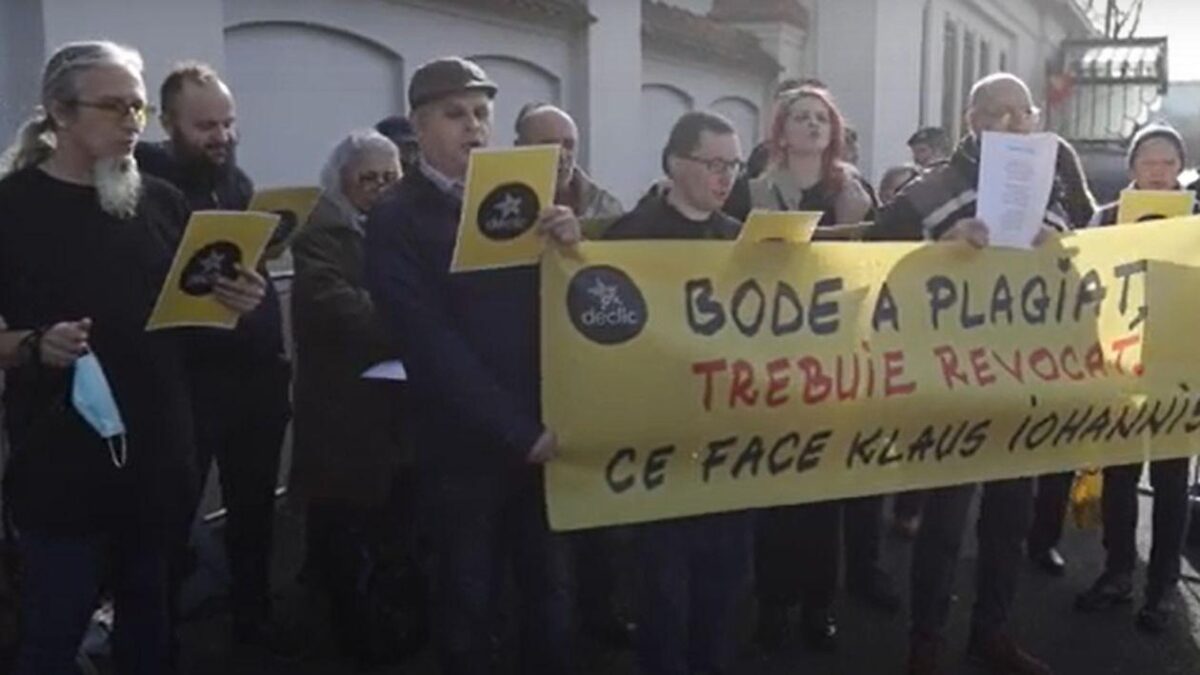 Un protest împotriva plagiatorilor din funcții cheie în fața Palatului Cotroceni