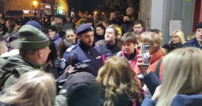 Protest cu sute de oameni la Spitalul Satu Mare, după moartea unei fete