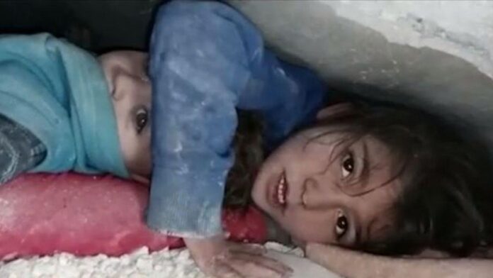 O fetiță prinsă sub dărâmături după cutremurul care a lovit Turcia și Siria