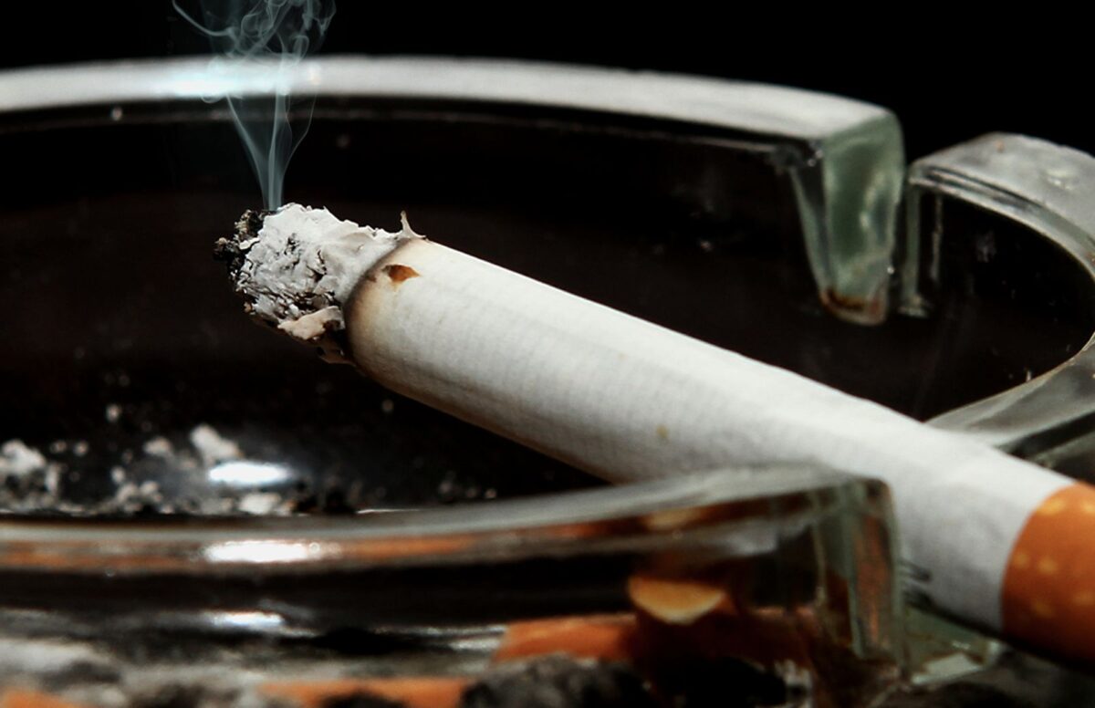 Legea care interzice minorilor să fumeze pe stradă a fost adoptată tacit