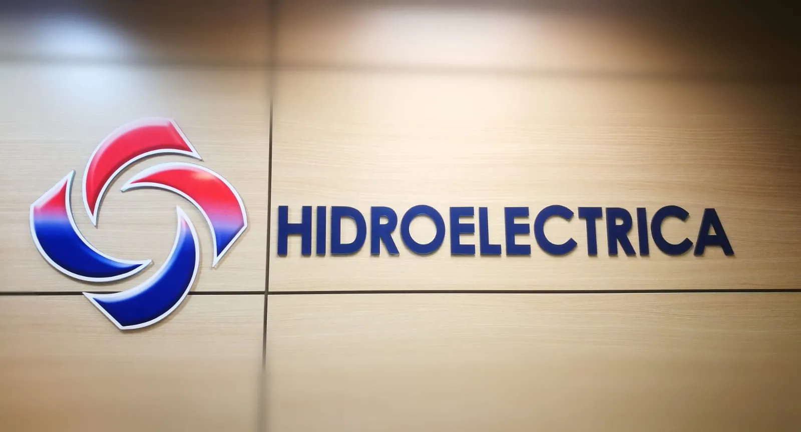 Facturile la energie electrică sunt emise cu noi întârzieri. Hidroelectrica