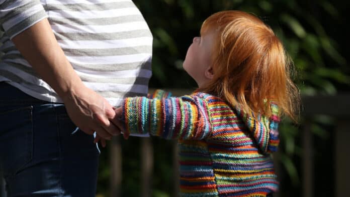 Mamele cu dificultăți vor primi un ajutor de 2.000 de lei de la guvern