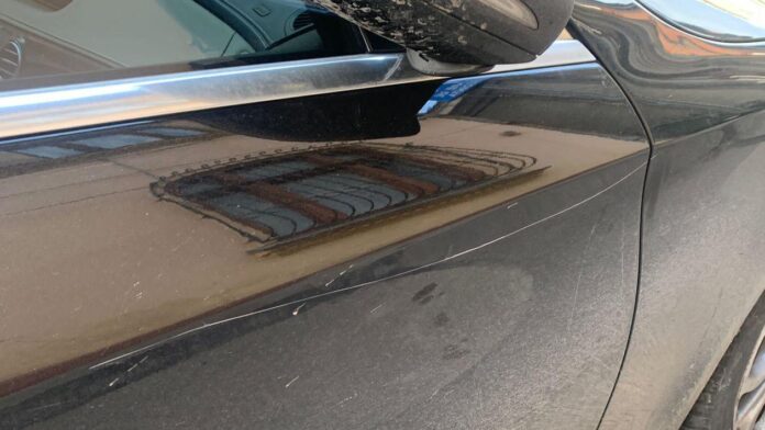 Un șofer acuză un echipaj de jandarmi că i-au zgâriat intenționat mașina