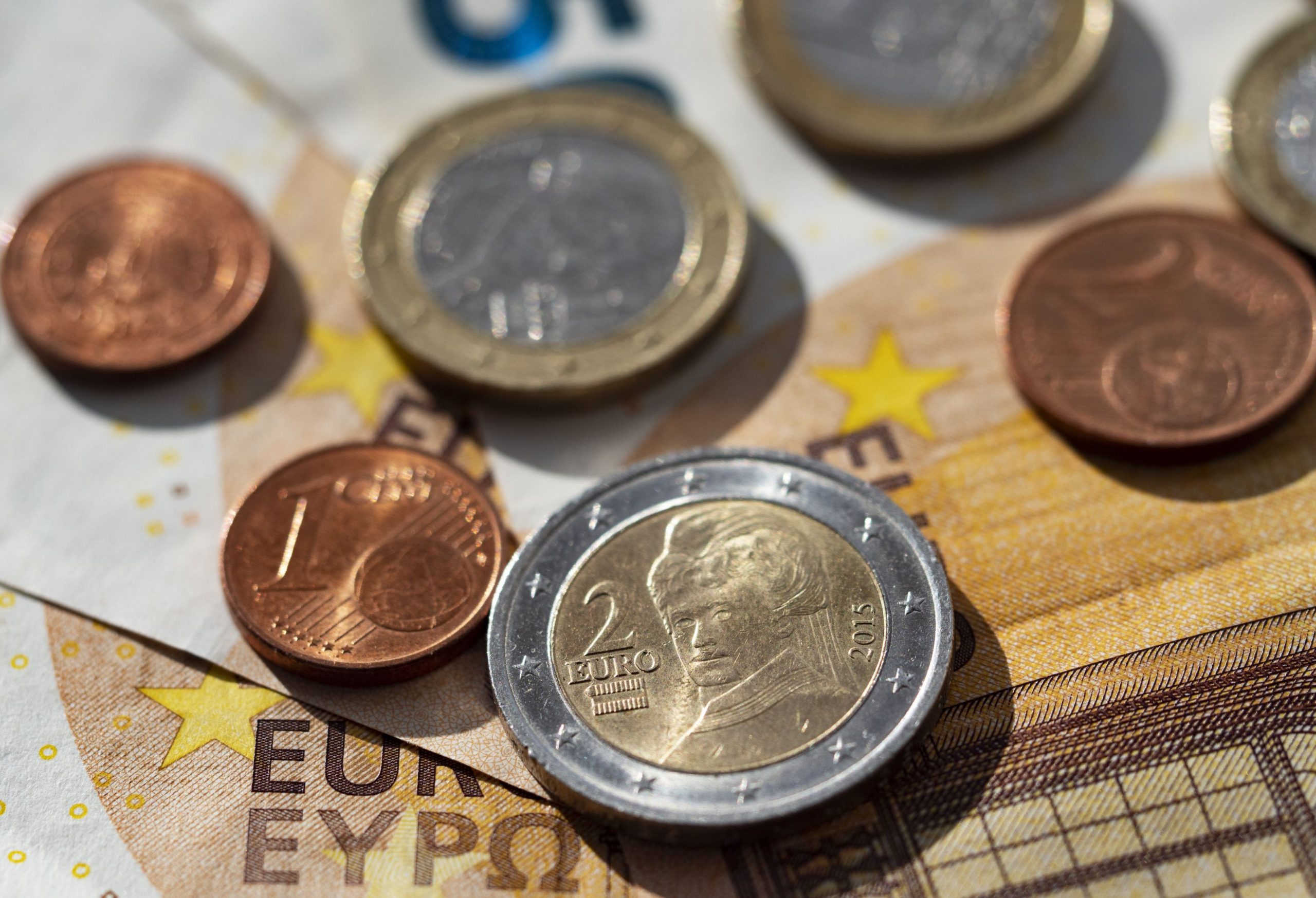 Salariile minime pentru țările din Uniunea Europeană trebuie implementate