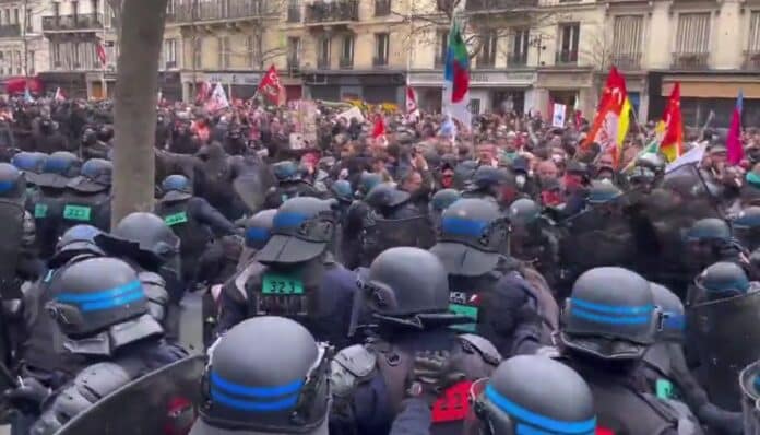 Guvernul lui Macron a reușit să se mențină pe poziții moțiuni