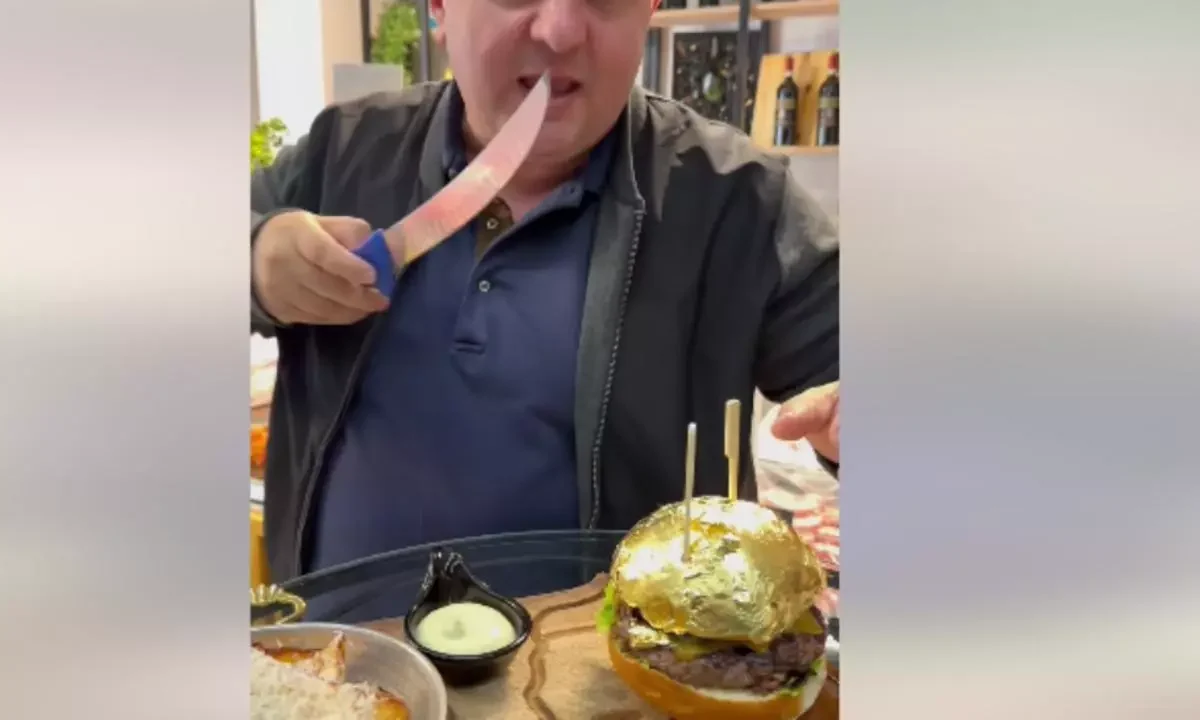 Burgeri cu foiță de aur și un platou peste pensia minimă din România