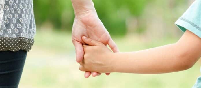 Părinții ar putea lucra de acasă patru zile pe lună, potrivit unui proiect