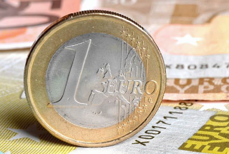 Euro va ajunge la 5 lei către finalul acestui an, se așteaptă analiștii