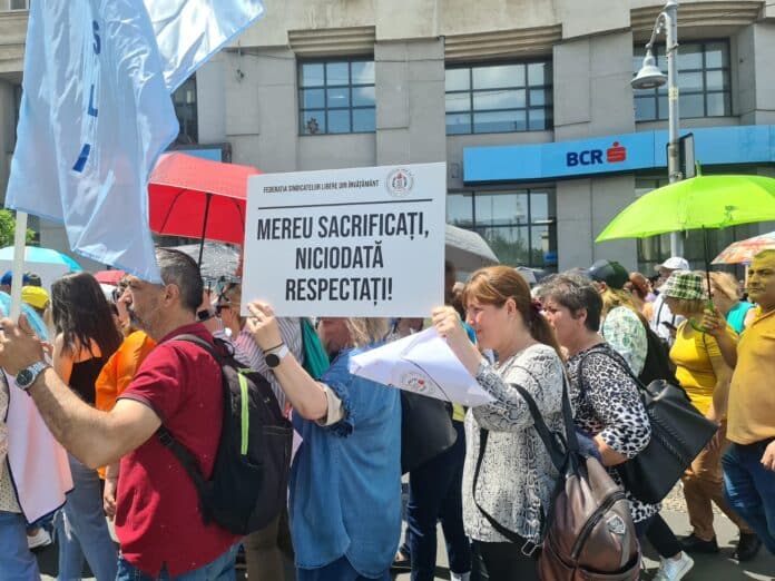 Profesorii și personalul auxiliar din școli cer demisia ministrului Muncii