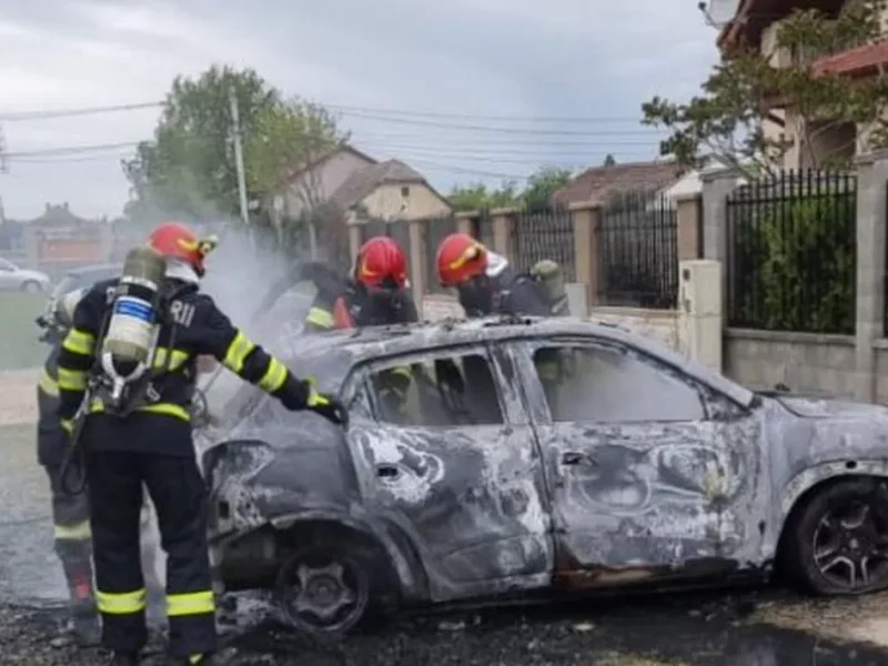 O mașină electrică a ars complet în Timiș. Era aproape nouă