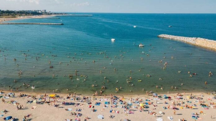 Minivacanța de Rusalii vine cu litoralul românesc aproape ocupat