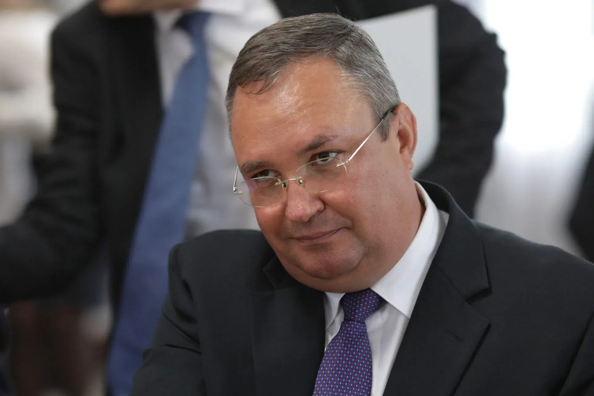 Fermierii sunt revoltați pentru că au acceptat să scadă prețul laptelui iar acum li se strică în bazine. Guvernul ar fi trebuit să le dea