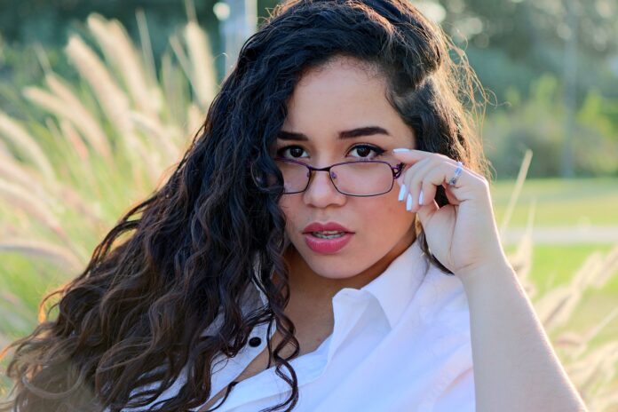 O asistentă parlamentară româncă descrie abuzurile și umilințele