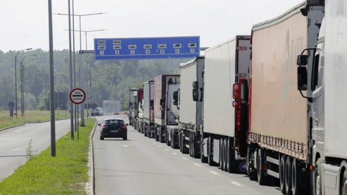 Portul Constanța este blocat, pe fondul unor cozi uriașe de camioane