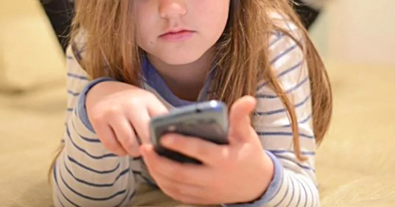 UNESCO a cerut interzicerea telefoanelor în școli pentru protecția copiilor