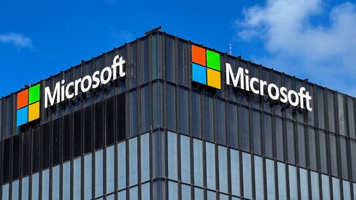 Aproximativ 80 de muncitori români au organizat un protest la Microsoft