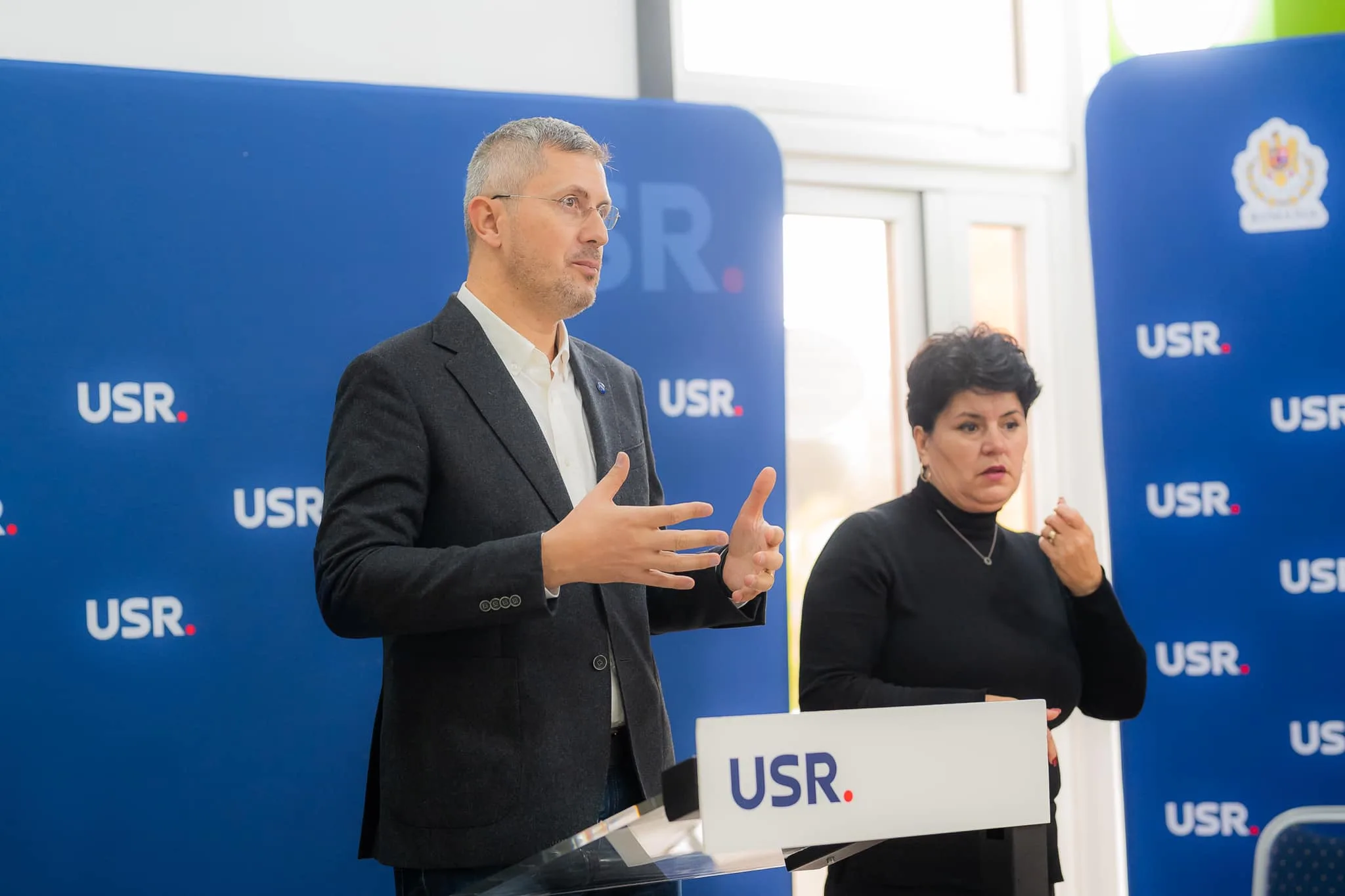 Analizând absența numelui lui Dan Barna (USR) din dosarul vaccinurilor