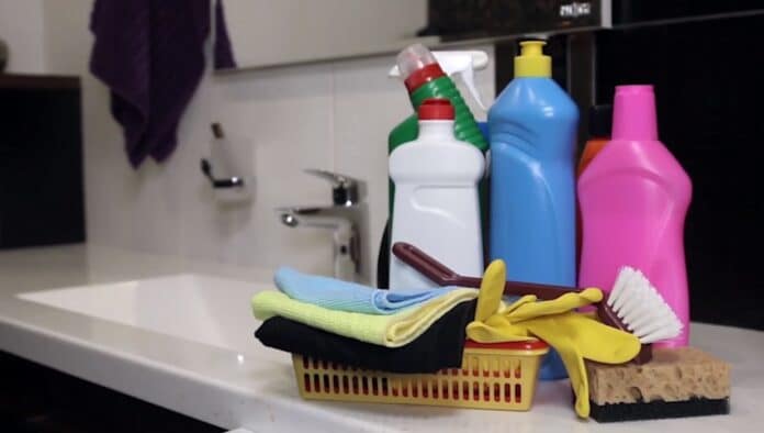 Firma arădeană distribuitoare de produse pentru curățenie, campioana banilor publici! A avut aproape 9000 de contracte fără licitație în ultimii 5 ani