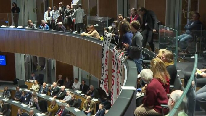 Un protest al activiștilor pro-palestinieni în parlamentul austriac