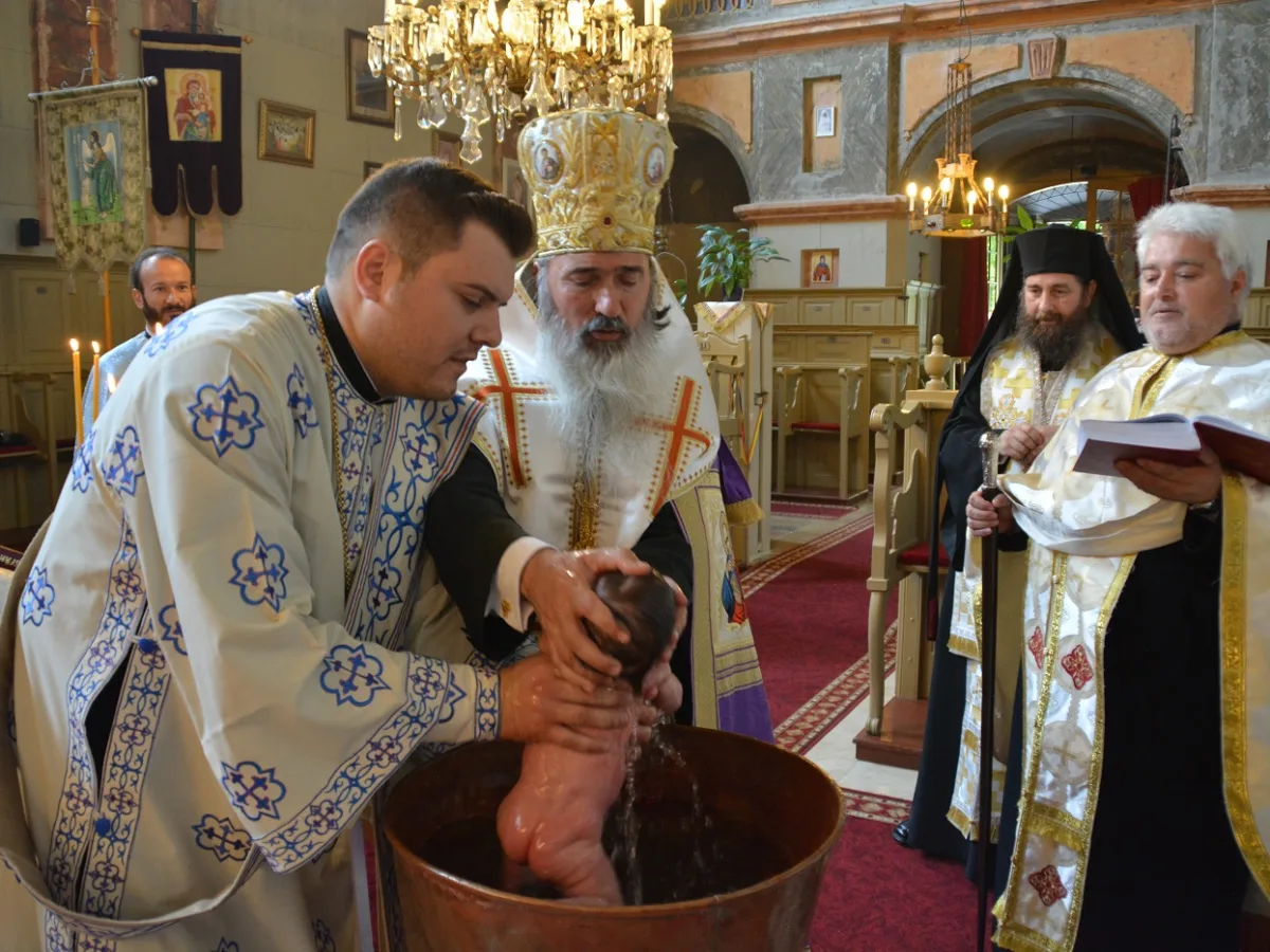 Biserica Ortodoxă a Greciei, despre botezul copiilor cuplurilor de homosexuali: „nu suntem împotriva copiilor, ci îi iubim mai mult decât pe oricine altcineva, dar Biserica va aștepta”