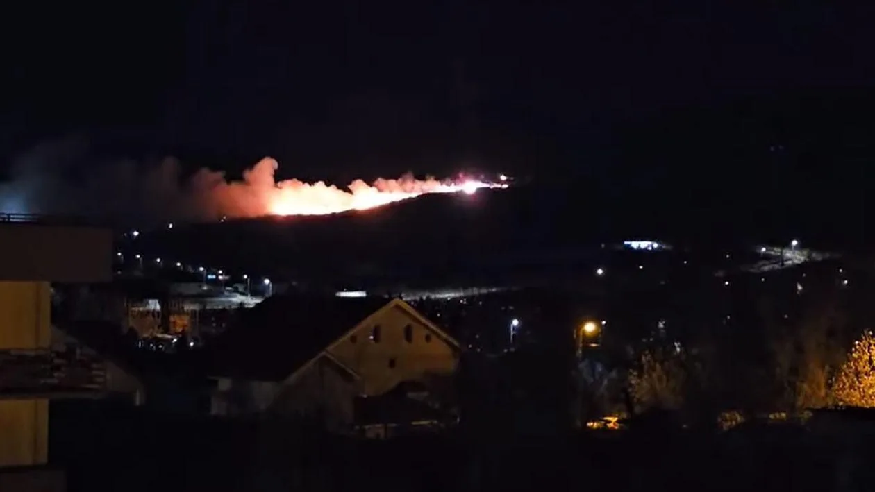 Incendiu pe Muntele Pietricica în noaptea de Anul Nou, de la artificii