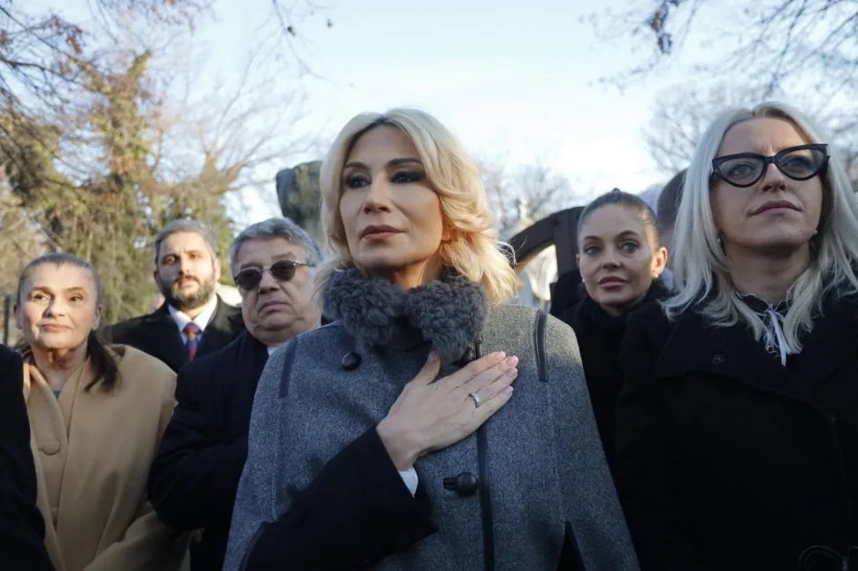 raluca turcan surprinsa cu mana pe coliva mormant eminescu ministrul culturii poet national 881123 jpg
