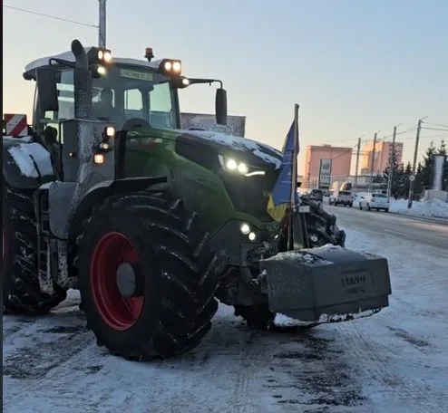 Fermierii și transportatorii vin în fața Guvernului, marți dimineața