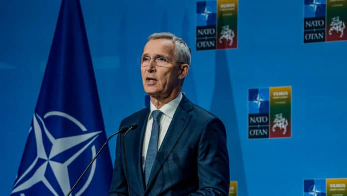 Jens Stoltenberg vrea să liniștească Rusia: nu trimitem trupe terestre în Ucraina. Macron nu e prea sigur de asta