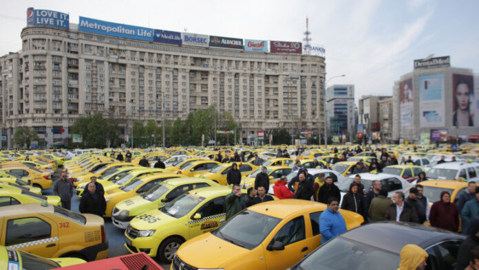 Protest masiv al taximetriștilor în fața Guvernului. Sunt „sub asediul” Uber și Bolt