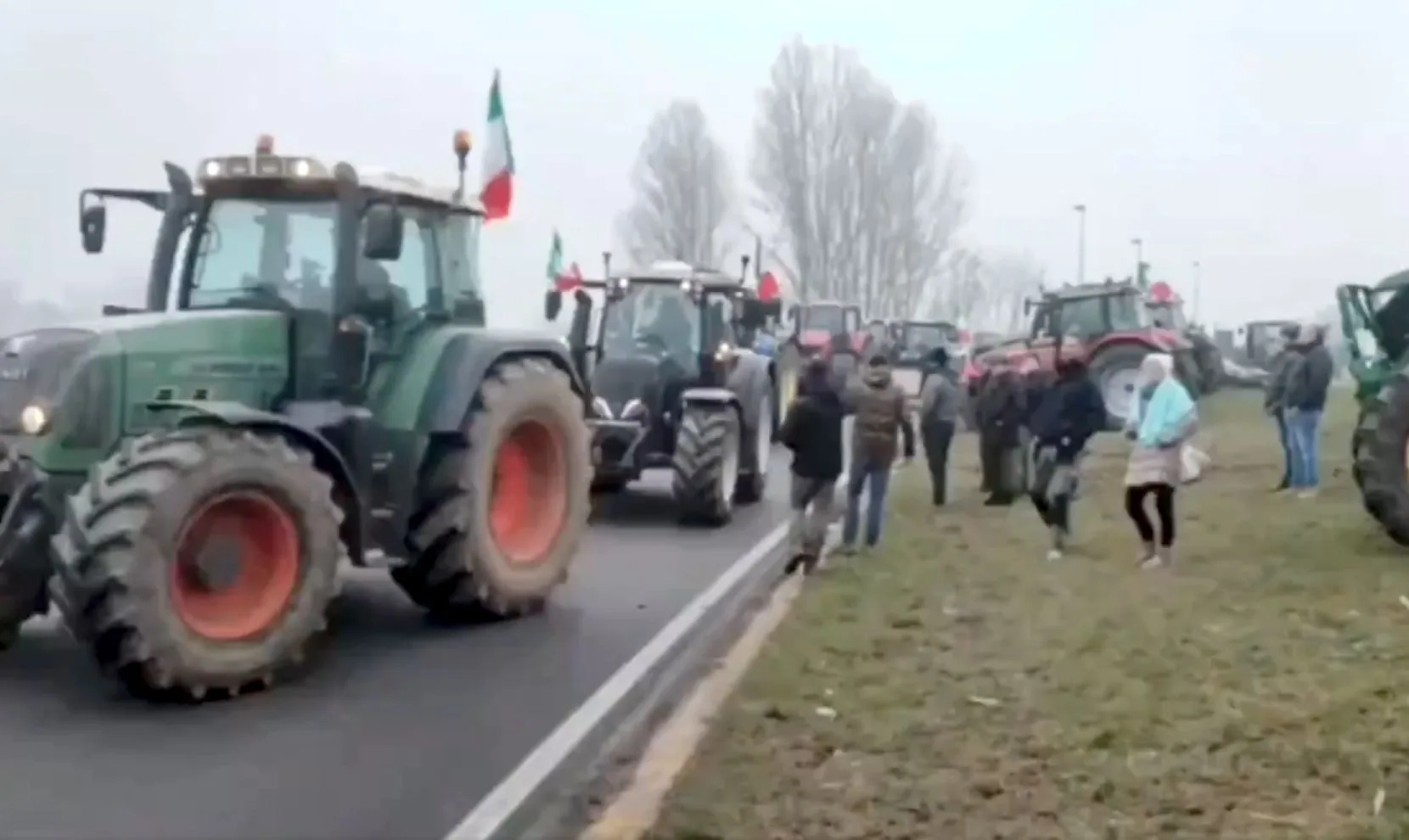 Revolta agricultorilor a cuprins și fermierii italieni. Convoaie de tractoare pe autostrăzi