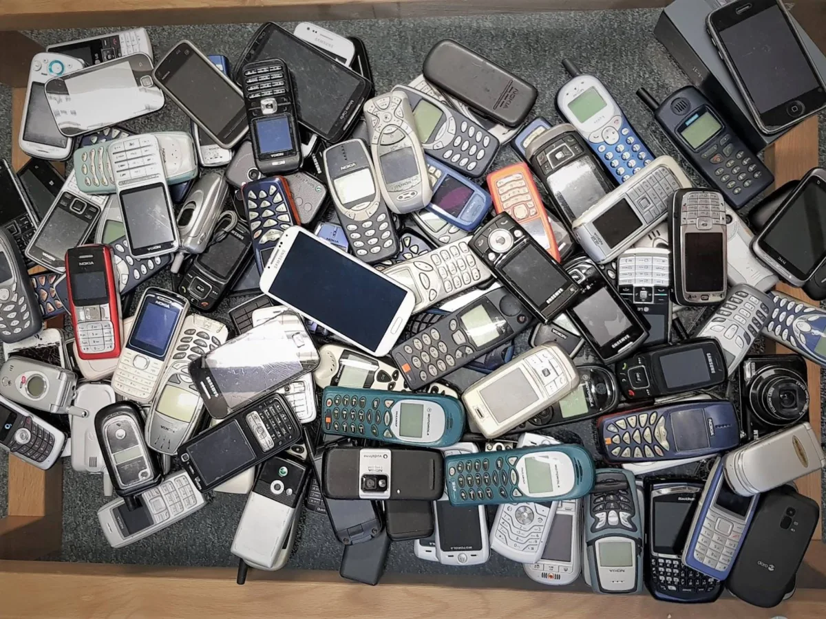 Comoară ascunsă în telefoane mobile vechi, la Buzău: 34 kg aur, 350 kg argint și 15 kg metal rar recuperate din reciclare