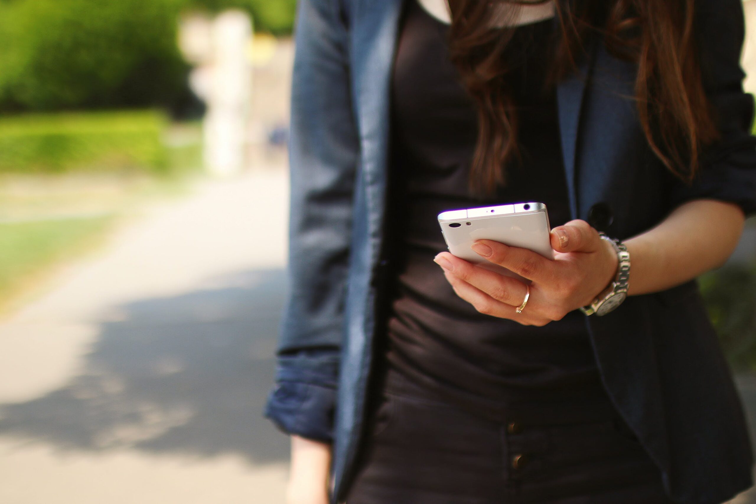 Telefoanele, interzise pe stradă, într-o localitate din Franța. Populația a votat și a ieșit un scor strâns