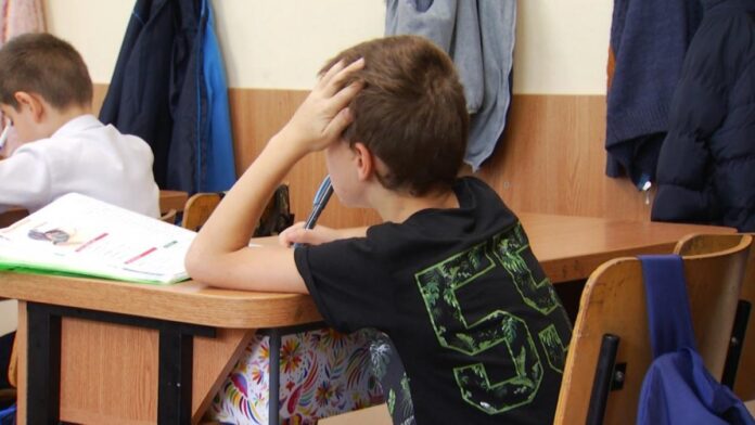 Țara în care locuiesc mulți români iar părinții riscă sancțiuni extreme dacă nu-și dau copiii la școală
