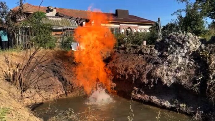 Locuitorii din Bâzdâna, evacuați de pompieri din cauza pericolului de explozie. Vineri a sărit o aer o casă, iar un localnic spunea că de ani de zile gazul bolborosea în apa fîntânilor
