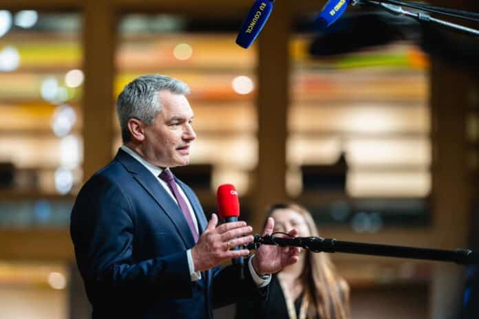 Nehammer nu vrea ca banii confiscați de la Rusia să cumpere armament pentru Ucraina. „Discuţia iniţială a fost ...”