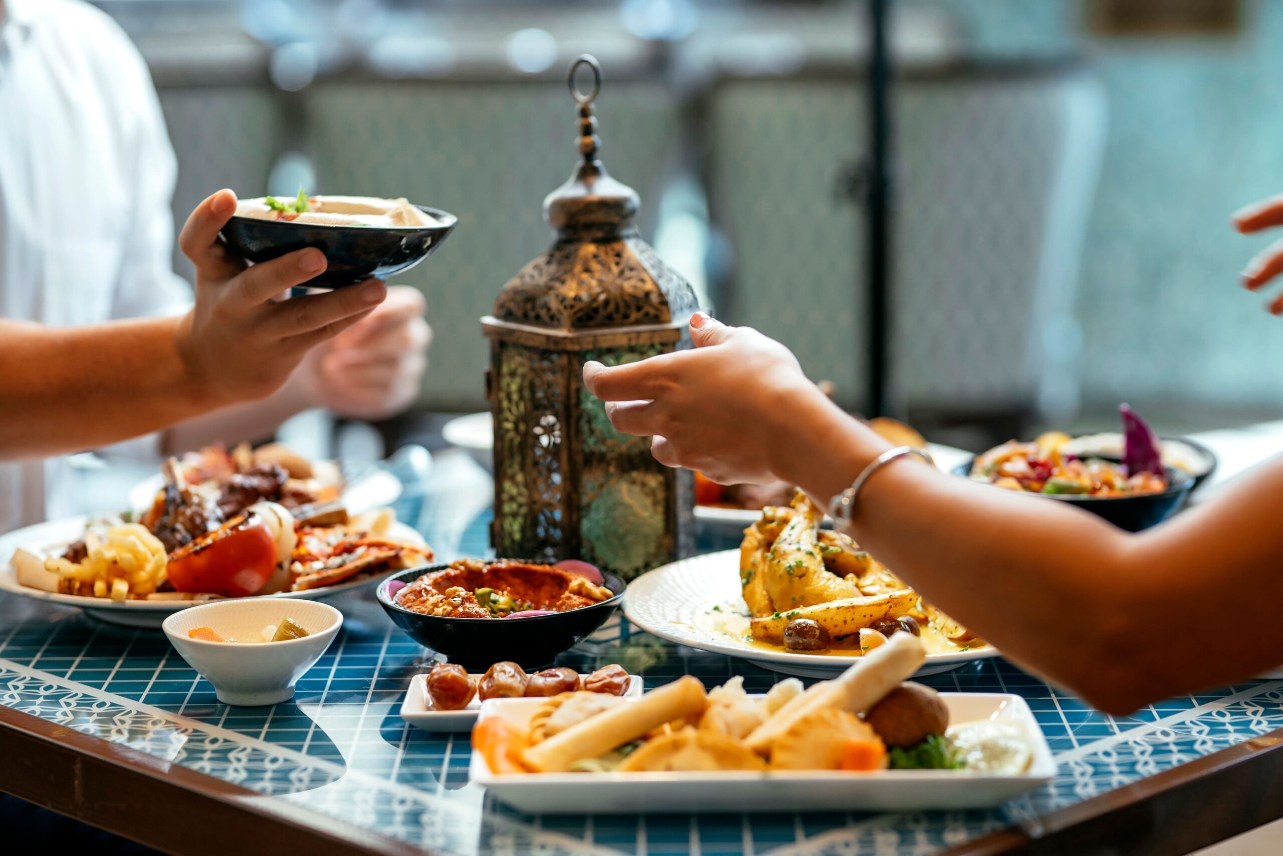 Obiceiurile Ramadanului înlocuiesc Tradițiile de Paște în Europa: Londra aprinde 30.000 de lumini festive