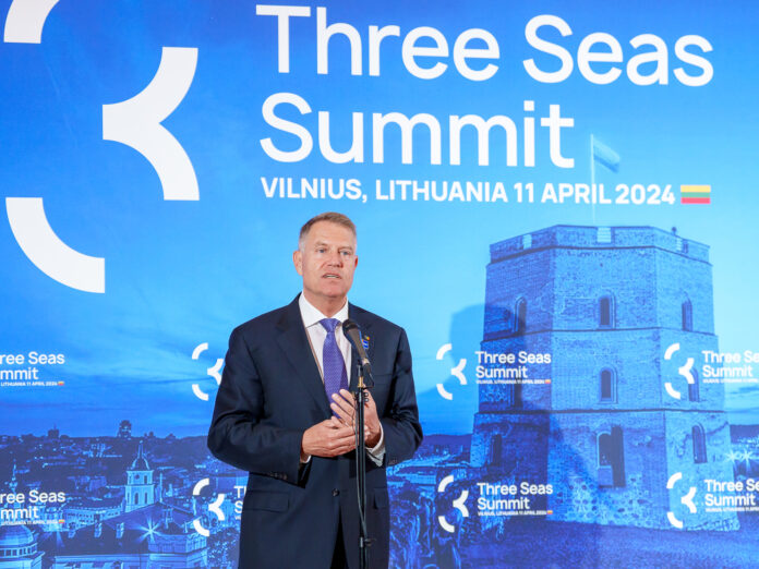 Klaus Iohannis se pensionează și a eliberat postul de profesor „sechestrat” timp de 27 de ani. Pensionarii obișnuiți nici nu pot visa la suma lunară care îi va intra pe card