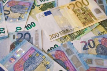 Cursul oficial al euro a ajuns la 5,1222 lei, un nou record istoric negativ 2 Bulgaria, aproape de trecerea la moneda euro. Care e data probabilă de adoptare a monedei unice europene
