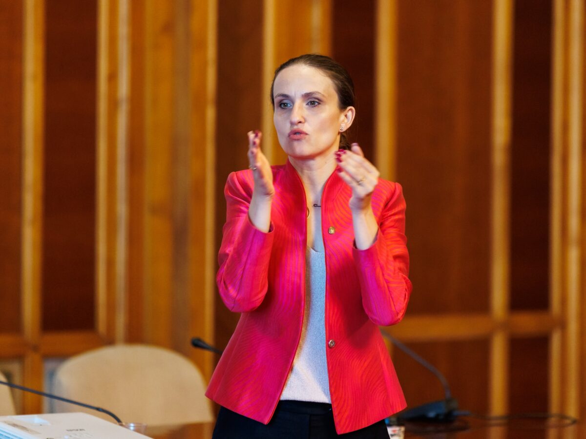 Oana Țoiu, atac la Ciucă, via Șoșoacă: cum a fost posibil să n-o oprească niciodată, iar Robertei Metsola i-au trebuie 10 minute?