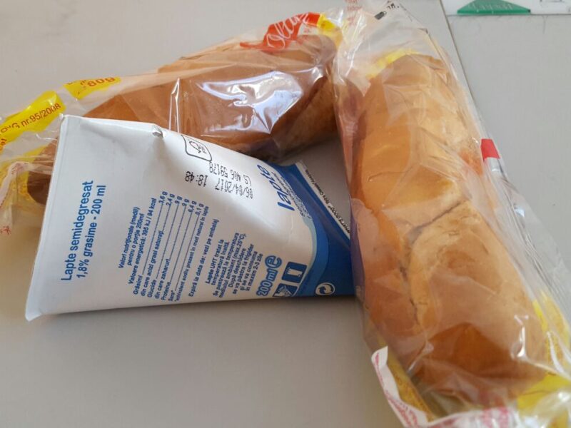 Biscuiți și cornuri cu mucegai asezonate cu garnitură de furnici, în meniul școlarilor din Satu Mare. Ce s-a întâmplat mai departe