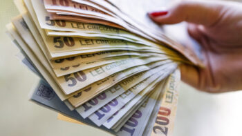 Lovitură dură pentru toți românii care au card. Băncile au băgat comisioane la propriile bancomate 1 Începe din nou valul de credite de la bănci către populație. Care sunt împrumuturile accesate de români