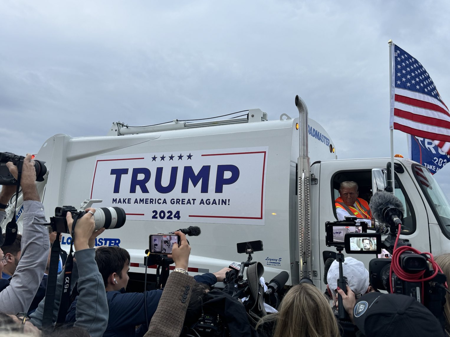 Donald Trump s-a dus cu mașina de gunoi la un miting electoral. L-a taxat pe „ticălosul” de Joe Biden