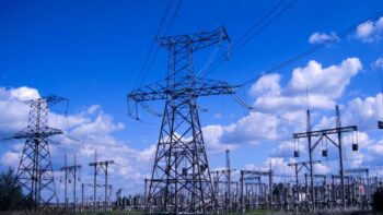 Românii care își vor primi banii înapoi pentru facturile la energie electrică. Anunțurile furnizorilor 2 România, cea mai scumpă piață de energie din UE în al treilea trimestru al anului 2024
