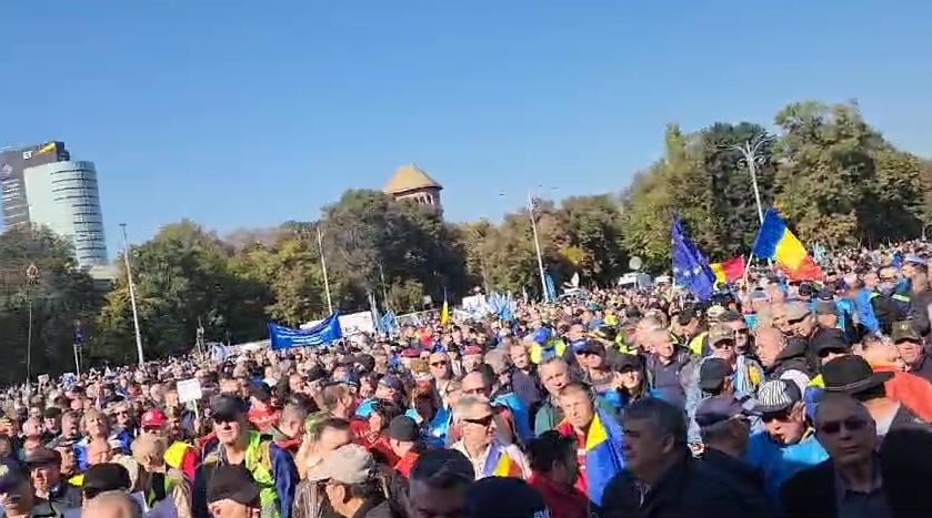 mii de pensionari protesteaza si blocheaza piata victoriei ciolacu i a chemat la discutii la guvern 931015